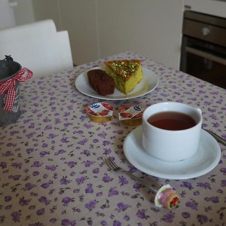 Il Vicolo 48 Bed & Breakfast เปซาโร ภายนอก รูปภาพ