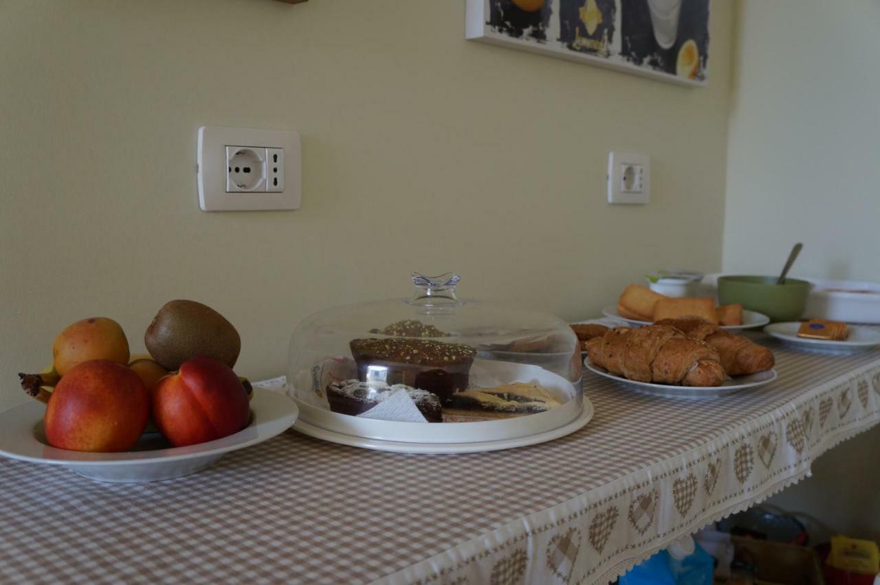 Il Vicolo 48 Bed & Breakfast เปซาโร ภายนอก รูปภาพ