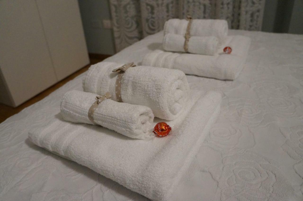 Il Vicolo 48 Bed & Breakfast เปซาโร ภายนอก รูปภาพ