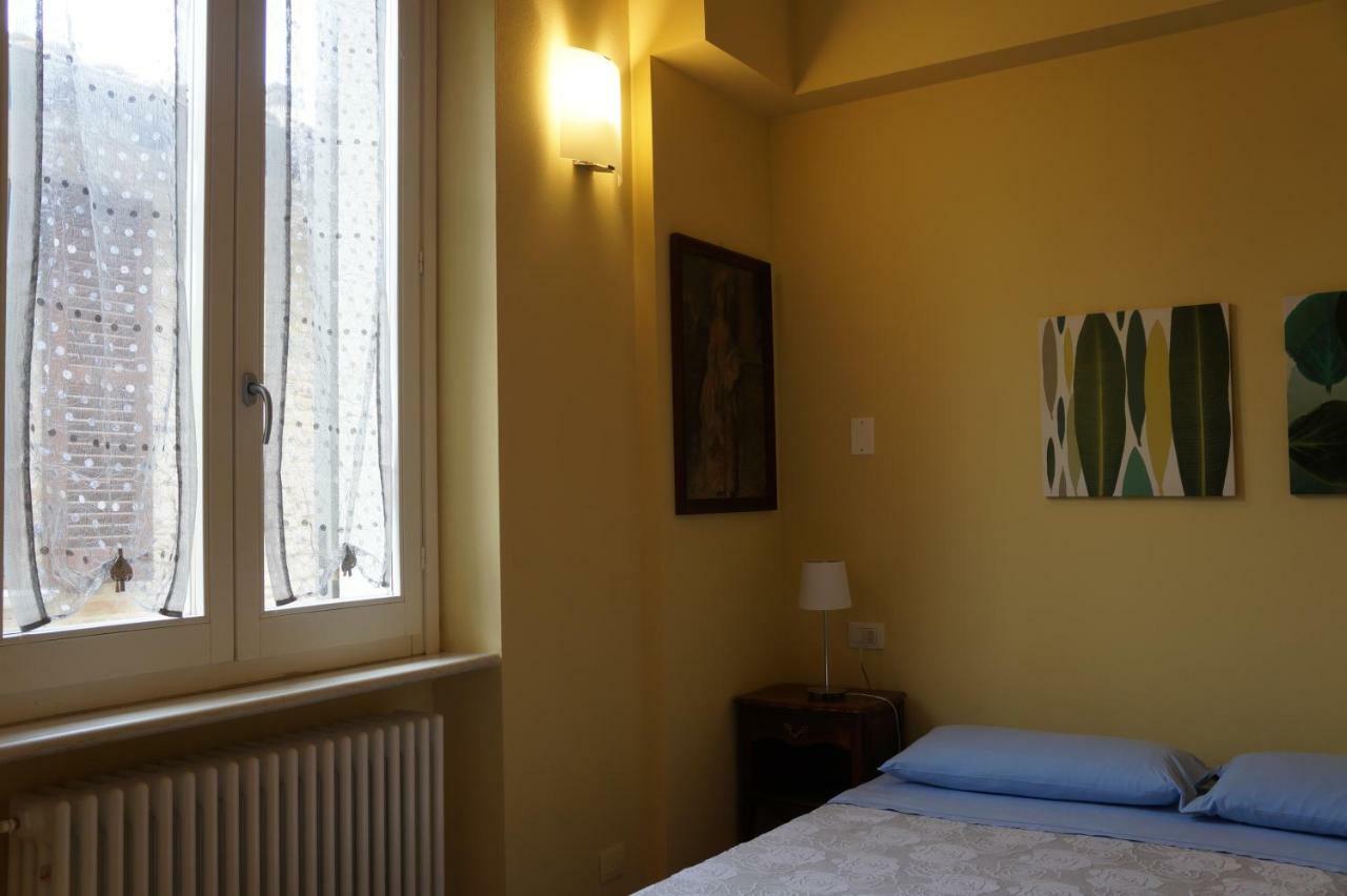 Il Vicolo 48 Bed & Breakfast เปซาโร ภายนอก รูปภาพ