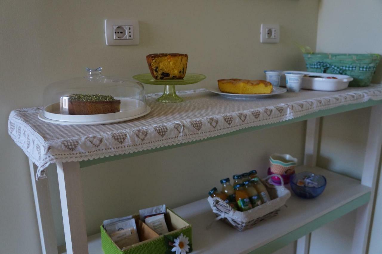Il Vicolo 48 Bed & Breakfast เปซาโร ภายนอก รูปภาพ