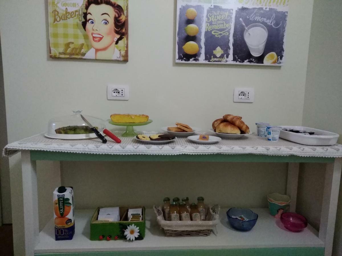 Il Vicolo 48 Bed & Breakfast เปซาโร ภายนอก รูปภาพ