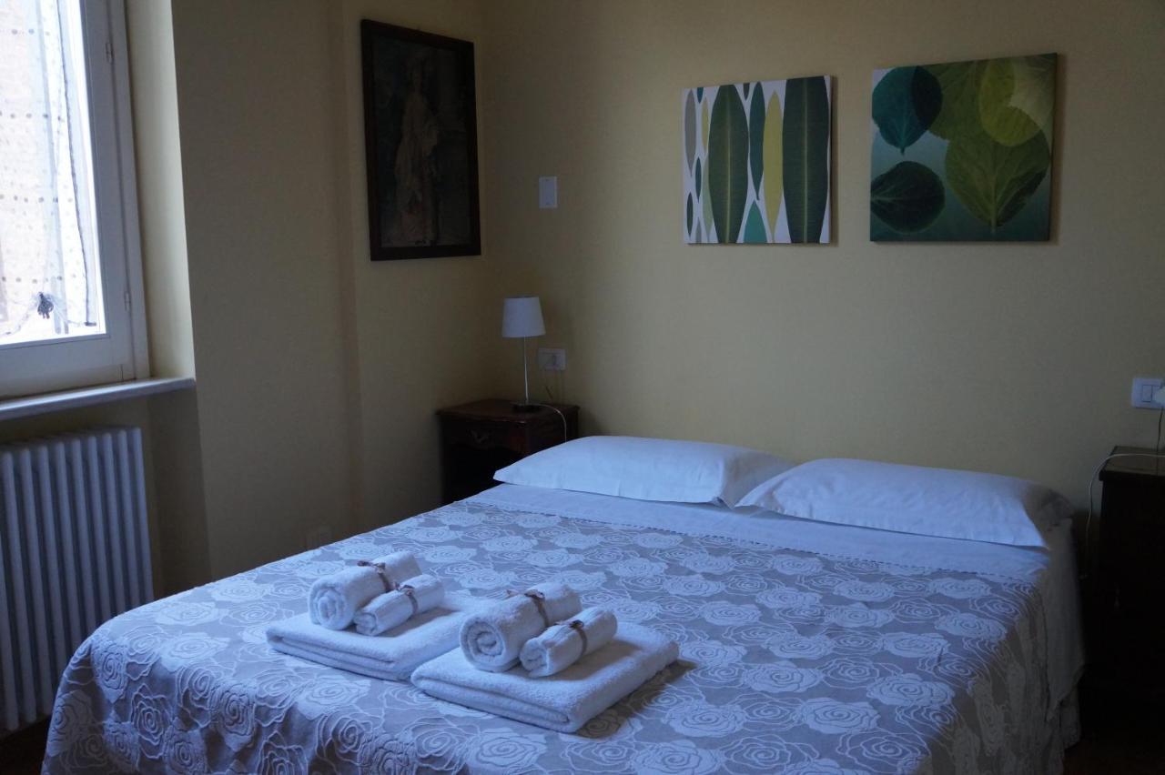 Il Vicolo 48 Bed & Breakfast เปซาโร ภายนอก รูปภาพ